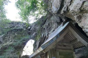 韓竈神社と岩壁