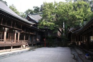 新田神社舞殿と本殿